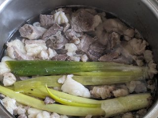 牛スジの土手煮作ってる