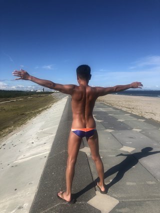 スイミングコーチの水着姿って目の保養になりますか？