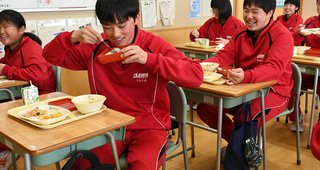 【岩手】 「薬屋のひとりごと」の"なます"が給食に　奥州の小中学校