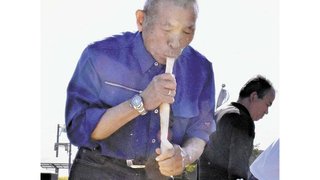 一般の人は危ないからまねしないで…つきたて餅を一気に飲み込む佐賀の珍技「もちすすり」