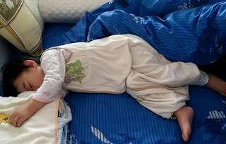 冬天，孩子睡覺愛踢被子不一定是熱，他的“苦衷”，父母要知道