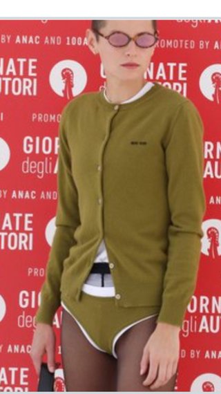 2024年は「脱皮」ファッションが流行るかも。ボトムスを履かず“下着”を堂々と見せる