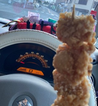 運転しながら唐揚げ棒食べてます