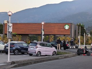 【速報】スタバで49歳男性が心肺停止　何者かに拳銃で撃たれたか　犯人は逃走中  愛媛県四国中央市