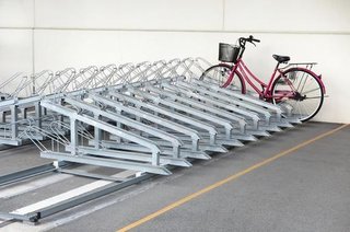 駐輪場にある、タイヤスタンド。リアチャイルドシートでも止められる？