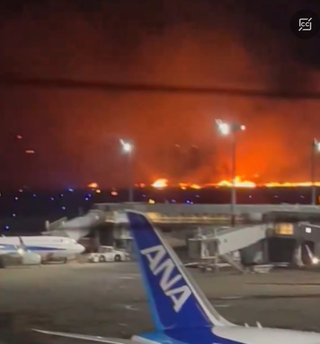 羽田空港の滑走路で火災　航空機が燃えたか