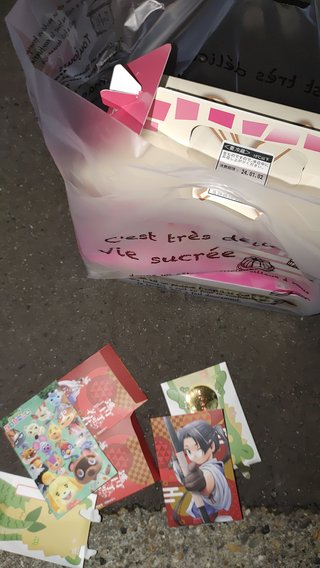 交差点で大量のお年玉とケーキ拾ったよ！！