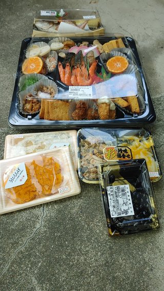 交差点でおせちとかなんかお正月っぽいの拾ったよ！！
