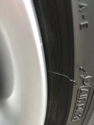 タイヤやばい？