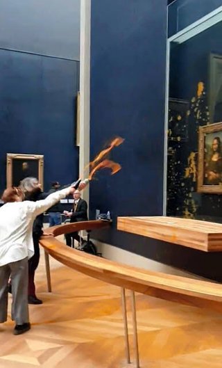 ルーブル美術館「モナリザ」にスープかける　環境活動家2人が実行か