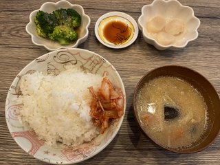 ダラ奥の昼食なに?