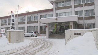 ススキノで飲みすぎた31歳の自称・会社員…中学校の玄関ガラスを蹴って侵入、職員室前で寝て逮捕 