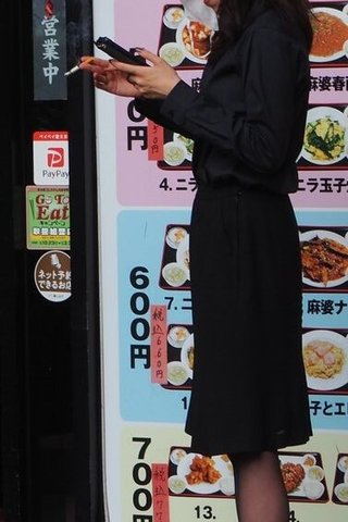 タバコの灰、誰が掃除するの？って思ってしまう