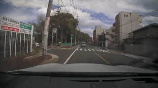 車の人さー信号のない横断歩道に人がいて止まらなかったら9000円だよ？