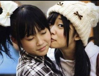 指原莉乃「13歳メンバーへのキス＆お触り動画」が拡散し大炎上 「ジャニー喜多川と同じ」の声