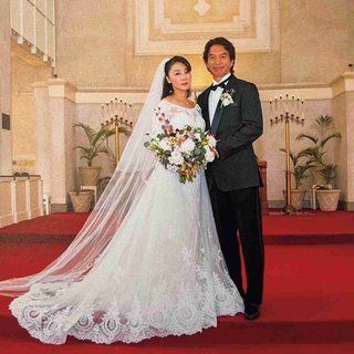 浅野ゆう子さん（63歳）の「人生最後の恋」ハワイでの結婚式の夫婦ツーショット公開！