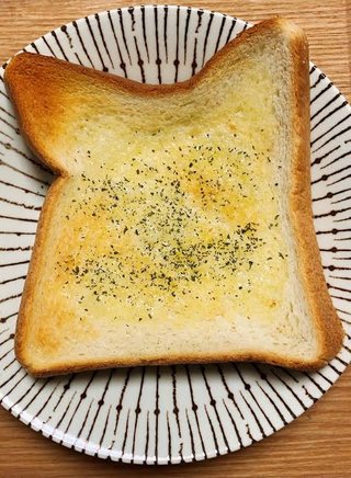食パンにニンニクチューブ塗って焼くの美味い