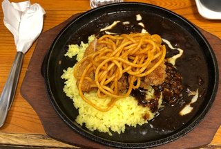 近所にある定食屋、このカツカレーが今も500円。みんなだったら通う？