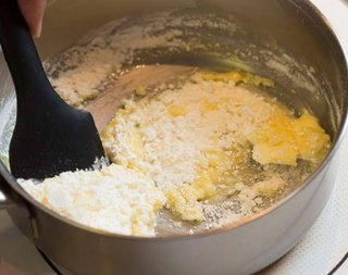 みんなーグラタン作るためにわざわざホワイトソース作ってないでょううね？