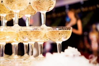 ホストに貢ぐため月300万円稼ぐ貧困女性「女の賞味期限が切れる前に2億円貯金したい」