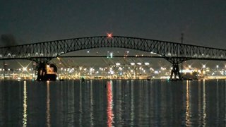 米メリーランド州で大型船が2.5kmの橋に衝突し崩落　7人不明　複数の車両が川に落ちる