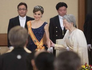 皇室に詳しい方教えてください 美智子さまの肘掴みってなんなの？