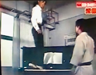 ピアノ弾ける方、足でピアノを弾くのはしつれい？