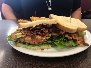 日本では500円のこんな安ウドンもアメリカでは