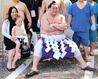 照ノ富士、１歳４カ月で体重１７キロの長男と土俵入り ５歳児並みのビッグサイズ