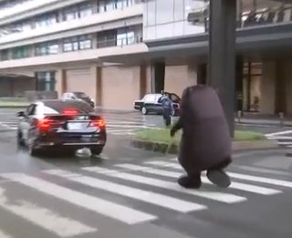 去りゆく知事を追っかけて転ぶくまモン