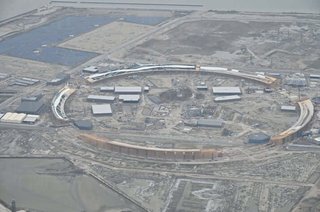 間に合うのかビビり始めて　あと1年で開催の「大阪万博」 上空から見た写真と完成予想図とのギャップ