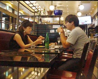 夫が女性社員とランチ