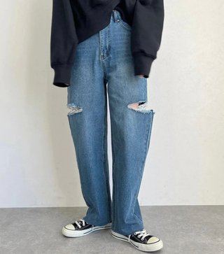 今って太いデニムパンツが流行ってるの？