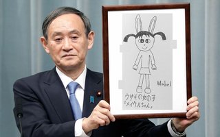 【画像あり】ウサギの女の子「メイベルちゃん」の額縁を持ち上げている菅義偉さん