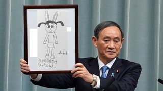 【画像あり】ウサギの女の子「メイベルちゃん」の額縁を持ち上げている菅義偉さん