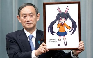 【画像あり】ウサギの女の子「メイベルちゃん」の額縁を持ち上げている菅義偉さん