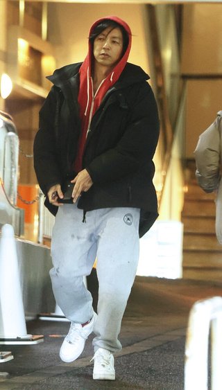 まさかの変装ナシ…！ ″奇跡の55歳″大沢たかおが「週末のスーパー」にオーラ駄々もれで現れた