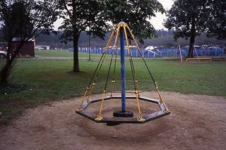 自分が子供の頃、小学校の遊具って怖いのあったよね