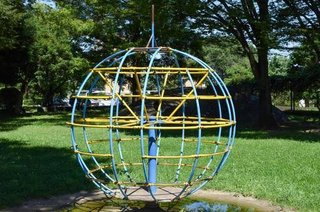 自分が子供の頃、小学校の遊具って怖いのあったよね