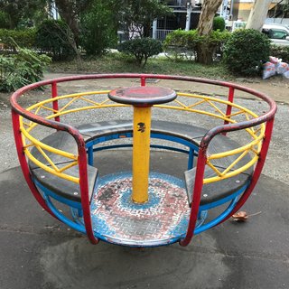 自分が子供の頃、小学校の遊具って怖いのあったよね