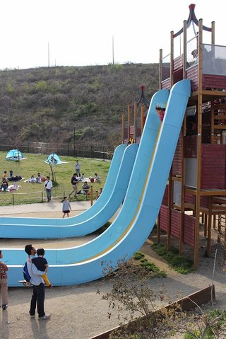 自分が子供の頃、小学校の遊具って怖いのあったよね