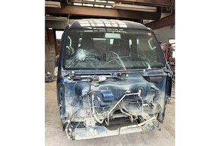 運転中クマに襲撃された軽トラックの惨状…すさまじいパワーにあ然【動画あり】
