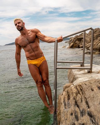 スイミングコーチの水着姿って目の保養になりますか？