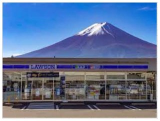 「コンビニ富士」の撮影防止用の幕に穴　富士河口湖町「モラル守って」