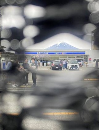 「コンビニ富士」の撮影防止用の幕に穴　富士河口湖町「モラル守って」