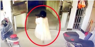 2歳女児、13歳少女に窓から落とされ死亡