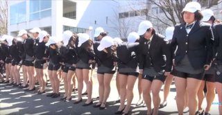 スカートまくり上げる儀式