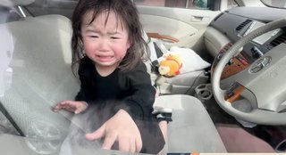 2歳の娘が炎天下の車内に閉じ込められた映像を公開YouTuberに批判の声が続出