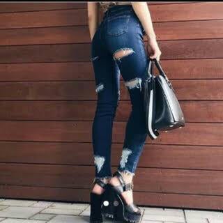 太ももにダメージあるデニム履いてる人