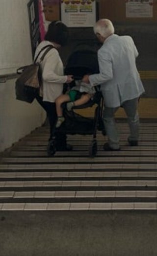 あいのり桃子供が乗ったベビーカーを高齢の両親に持たせ階段を運ばせる